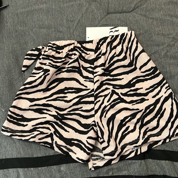 Girls Zara size 8 zebra print skort looks like shorts in the back & skirt front - Picture 2 of 4